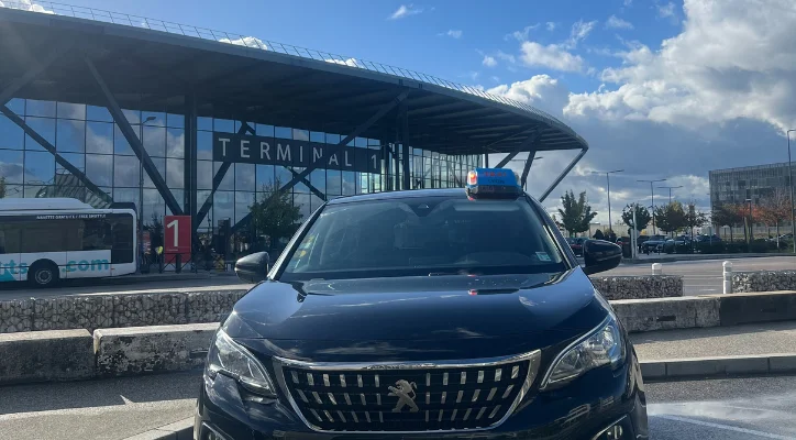 taxi devant terminal 1 aeroport de lyon saint exupery